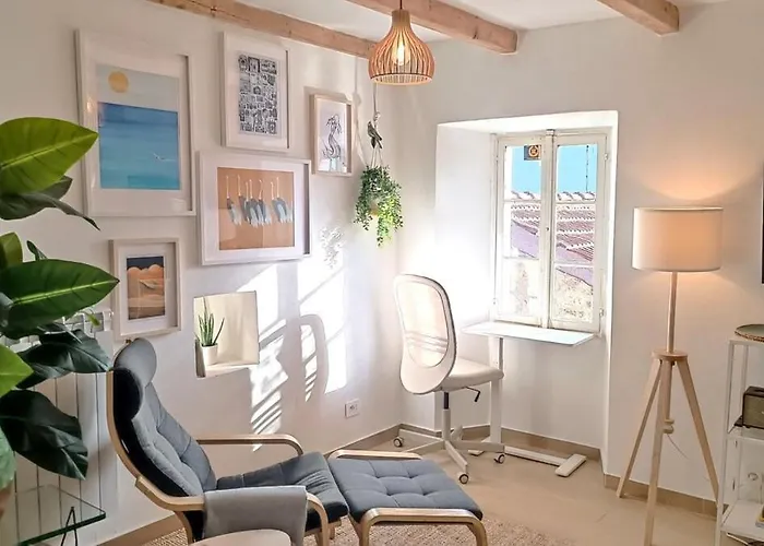 Village Hideaway With Views Vakantiehuis