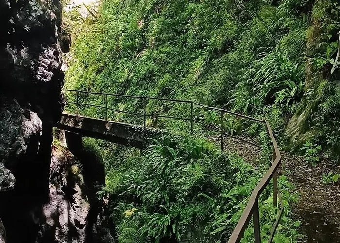 Village Hideaway With Views Vakantiehuis *